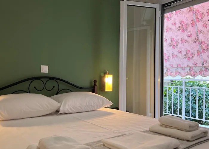 Athenian Vintage Style 2 Bdr Apartment